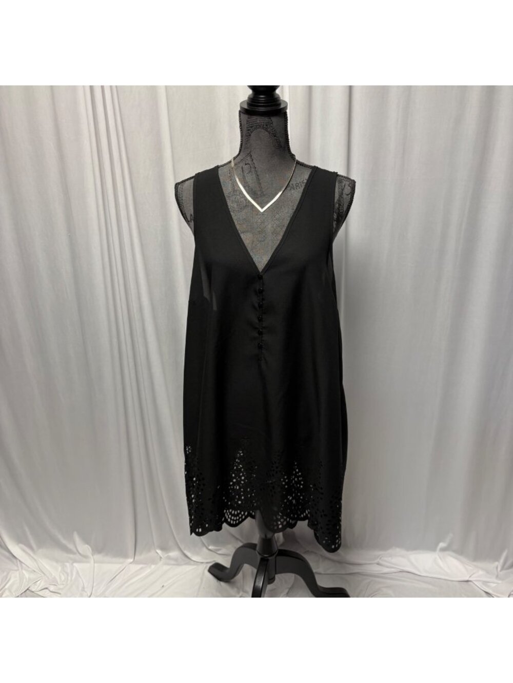 Simply Irresistible Black Sleeveless Tunic Womens 1X Laser Cut Hem V Neck Top